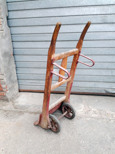 carretilla 2 ruedas hierro madera 112x45x37-40 1u